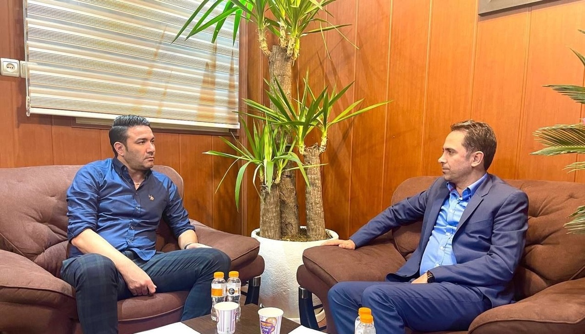 جواد نکونام اعلام کرد فردی با نام مستعار «بچه» درحال ضربه زدن به باشگاه استقلال است.