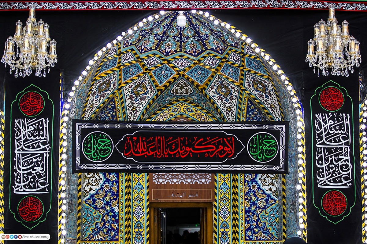 صحن و سرای مطهر امام حسین (ع) به مناسبت فرا رسیدن‌ماه محرم سیاهپوش شد.