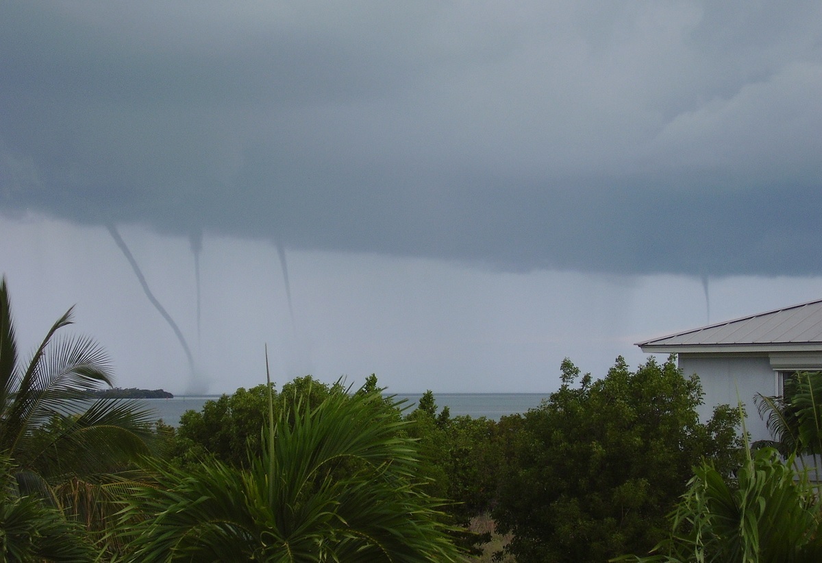 واتر اسپات (Waterspout) که به پیچند دریایی، تنوره دریایی یا آبراهه هم معروف است نوعی گردباد است که معمولاً به صورت قیفی‌شکل ظاهر می‌شود.
