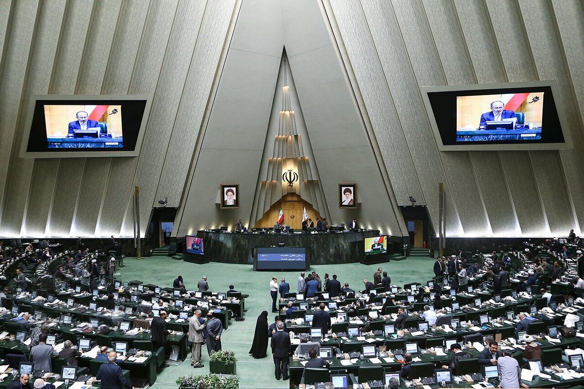عضو هیئت رئیسه کمیسیون امنیت ملی گفت: در نشست روز گذشته کمیسیون هیچ اشاره‌ای به بازگشت ماشین‌های معروف به ون‌های گشت ارشاد نشد و تاکید داشت که تمرکز پلیس در حوزه نظارت بر اماکنی است که تبدیل به منشأ بی‌عفتی در سطح شهر شده‌اند.