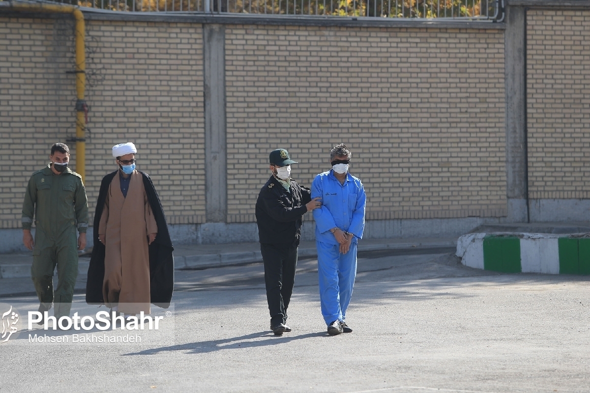 دبیر کمیسیون برنامه ریزی، هماهنگی و نظارت بر مبارزه با قاچاق کالا و ارز خراسان رضوی گفت: هفت باند سازمان یافته قاچاق کالا و ارز طی بهار امسال در استان شناسایی و متلاشی شد که در مقایسه با بهار سال گذشته ۴۰ درصد افزایش را نشان می‌دهد.