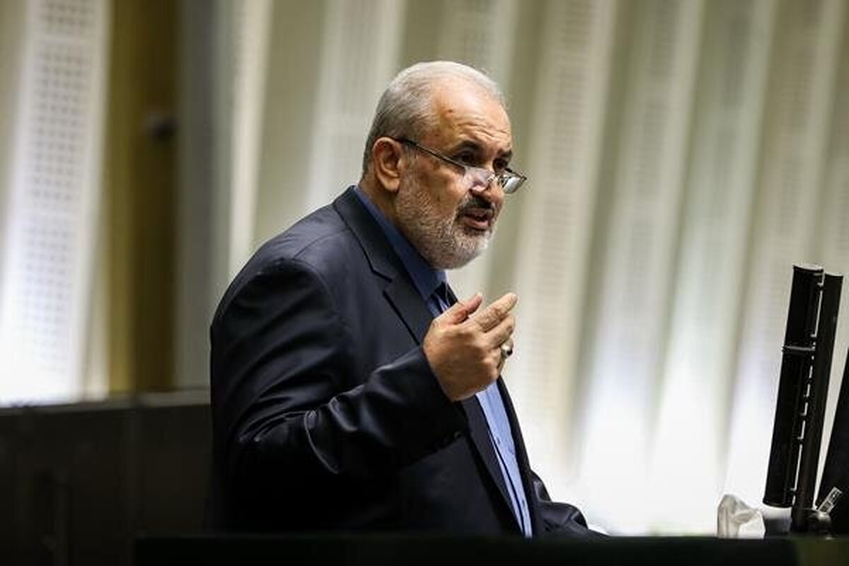 یک عضو کمیسیون صنایع و معادن مجلس شورای اسلامی از برگزاری جلسه این کمیسیون برای تعیین تکلیف موضوع تدوین آیین‌نامه و شیوه واردات خودرو با حضور وزیر صنعت، معدن و تجارت خبر داد.