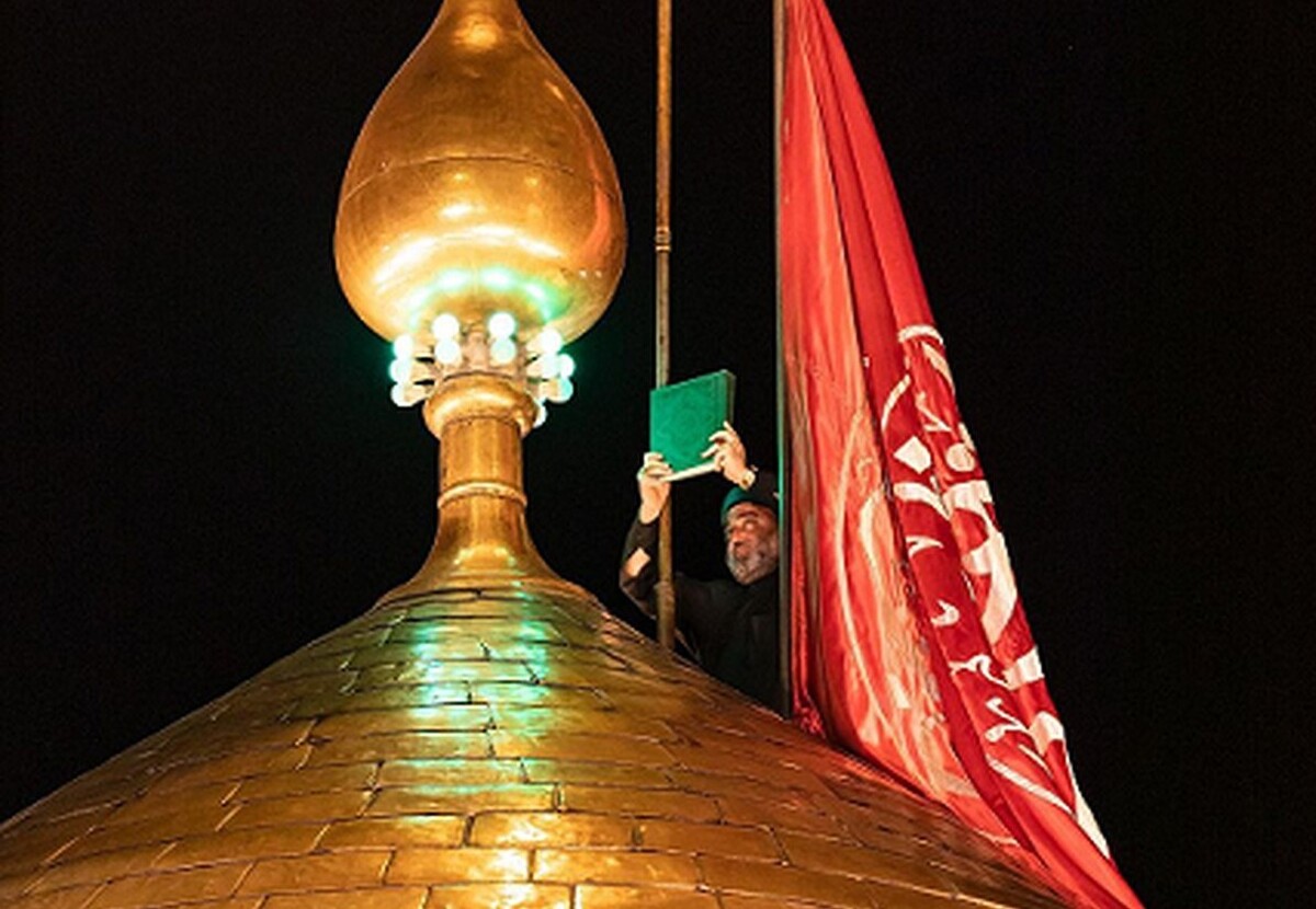 مراسم تعویض پرچم گنبد حرم امام حسین و حضرت عباس (ع) با نوای «لبیک یا حسین» هزاران زائر در کربلا برگزار شد.