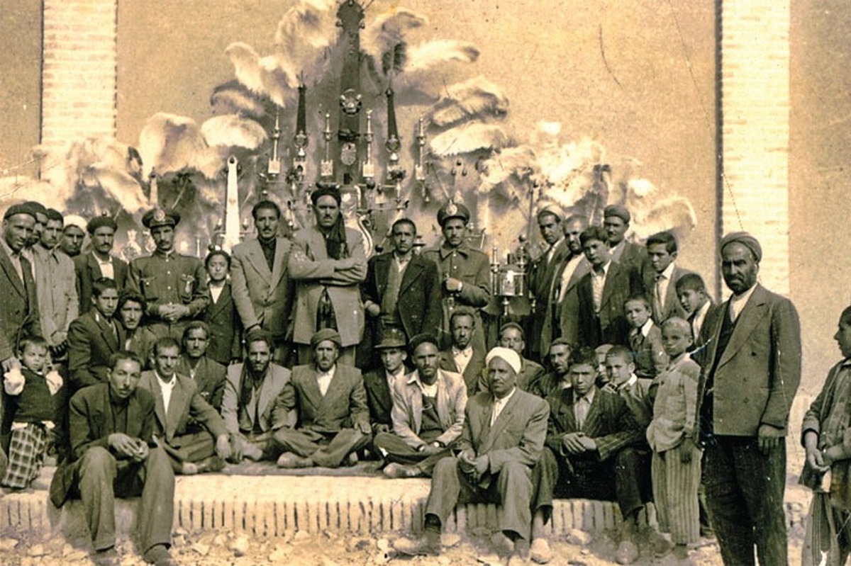 مشهد، اسمش، رویش است؛ یعنی محل شهادت؛ یعنی عزاخانه اهل‌بیت (ع). مشهد از همان قدیم پر بود از حسینیه. توی «کوچه‌حسین‌باشی» سه تا منبرخانه بود؛ «حسینیه همدانی‌ها» در خیابان تهران بود، روبه‌روی «مسجد حجت». «حسینیه اصفهانی‌ها» در کوچه سرشور و «حسینیه امام‌صادق (ع)» هم در خیابان طبرسی بود.