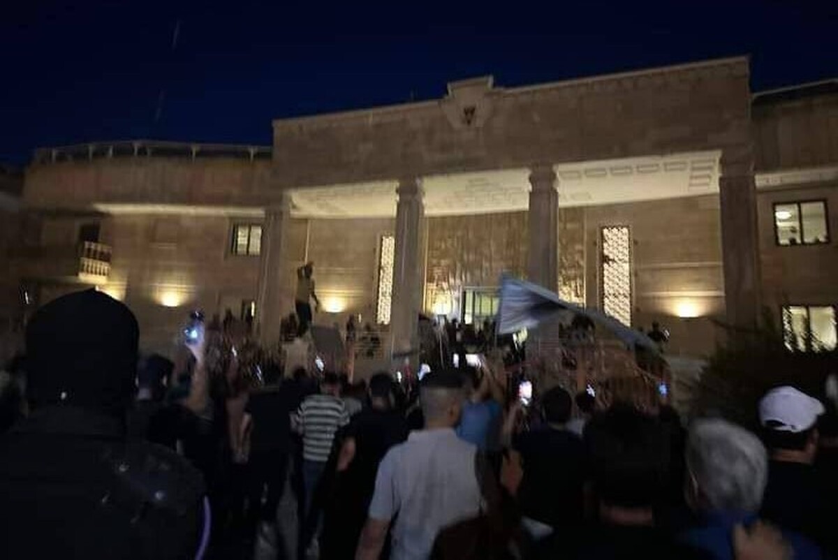 بعد از گذشت سه هفته از اقدام دولت سوئد در اعطای مجوز قرآن سوزی به یک شهروند عراقی الاصل خود در عید قربان و صدور مجدد مجوز برای هتک حرمت این کتاب آسمانی، طرفداران جریان مقتدی الصدر با حمله به سفارت سوئد در بغداد، آن را به آتش کشیدند.