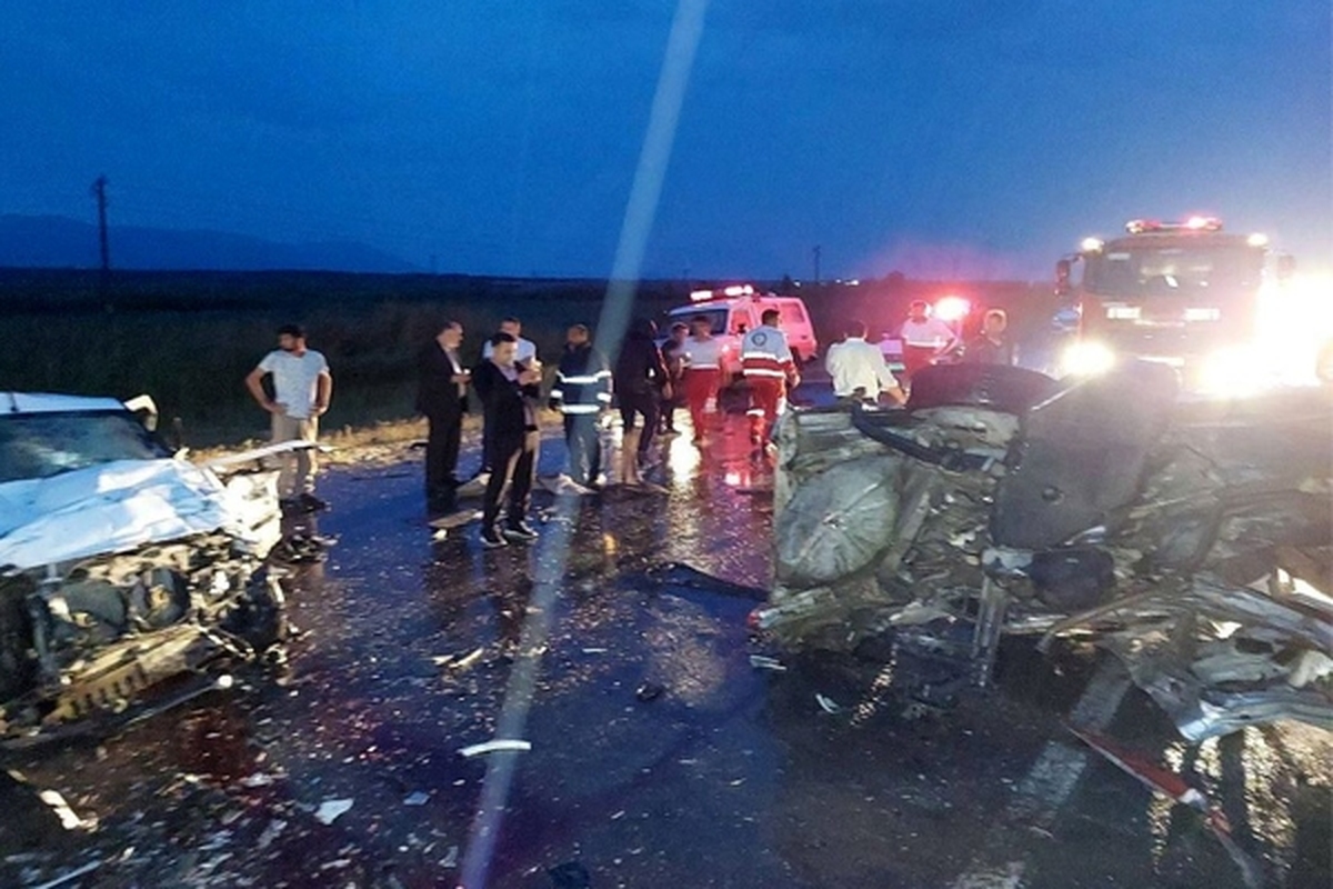 سرپرست هلال‌احمر آذربایجان‌‌غربی گفت: تصادف رانندگی میان ۲ خودروی سواری در جاده ماکو به شوط ۲ کشته و پنج مصدوم بر جای گذاشت.