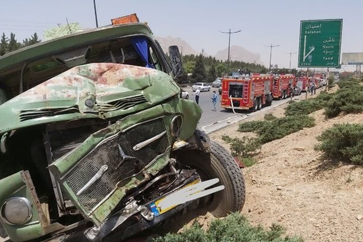 مدیر روابط‌عمومی اورژانس و فوریت‌های پزشکی اصفهان از تصادف زنجیره‌ای ۱۰ خودرو و تانکر حامل سوخت در اتوبان دستجردی خبر داد.