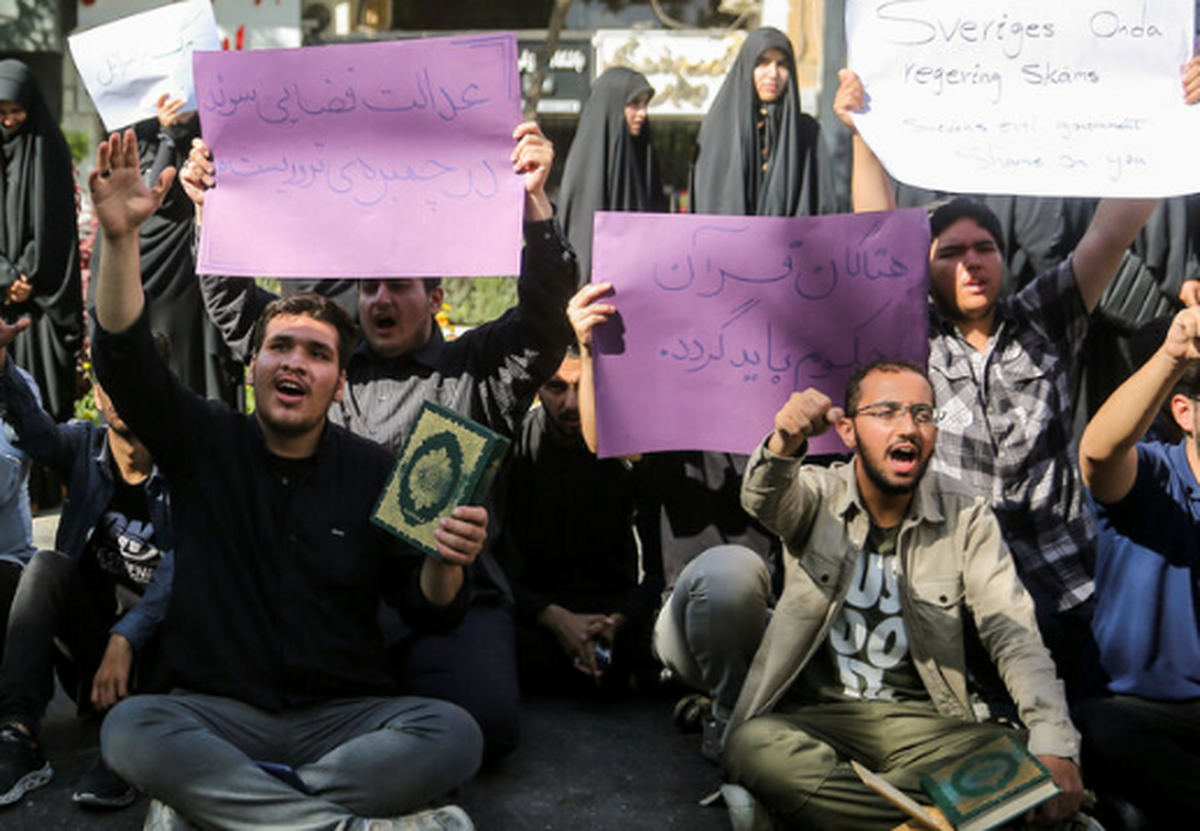 اجتماع اعتراضی دانشجویی در محکومیت هتک حرمت و سوزاندن قرآن کریم در سوئد، صبح جمعه ۳۰ تیر ۱۴۰۲ در مقابل دفتر نمایندگی کمیساریای سازمان ملل متحد در امور پناهندگان در مشهد برگزار شد.