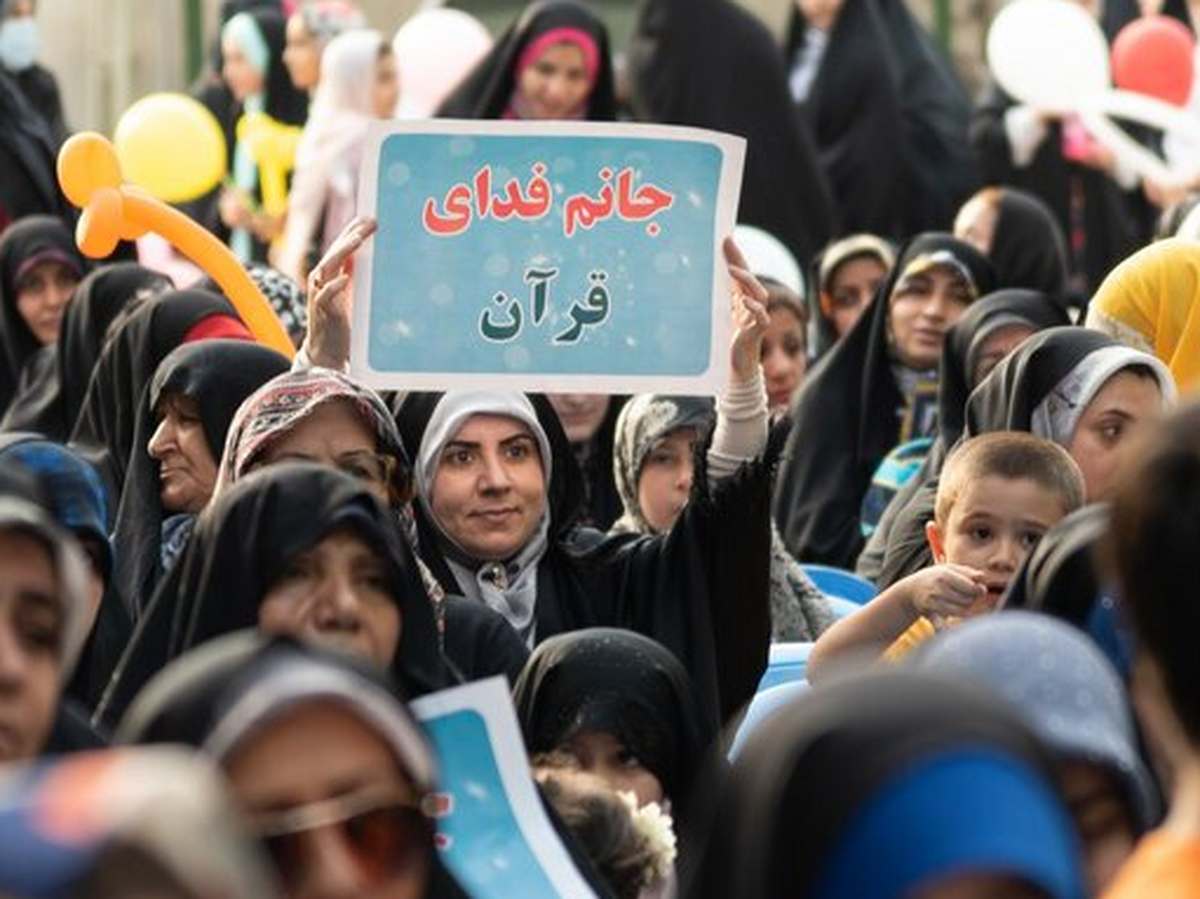 نمازگزاران ایران اسلامی امروز پس از نماز جمعه در محکومیت اهانت به قرآن کریم تظاهرات کردند.