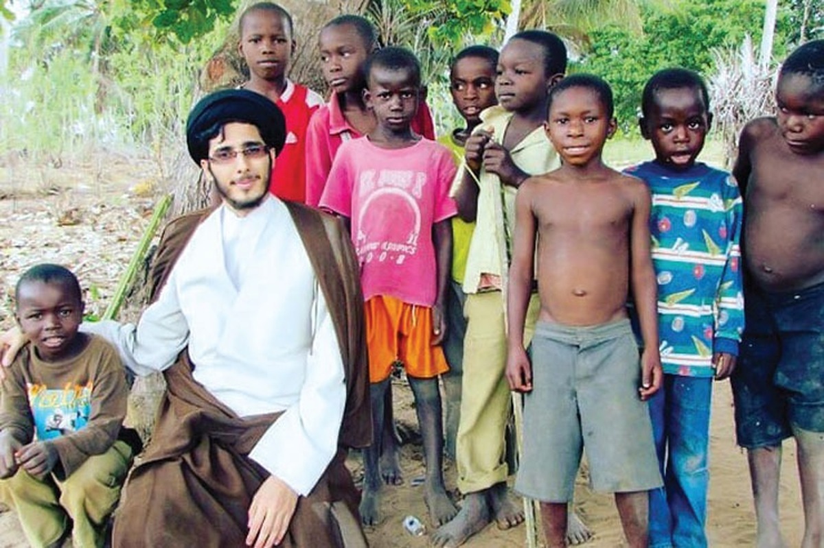 چند روز مانده به محرم، یکی دو دست لباس سپید و چند وسیله ضروری را جمع وجور می‌کنند و با یک ساک دستی سبک، عازم سفر می‌شوند؛ سفری چندروزه برای گفتن از دین در محیطی غریب با مردمانی غریبه.