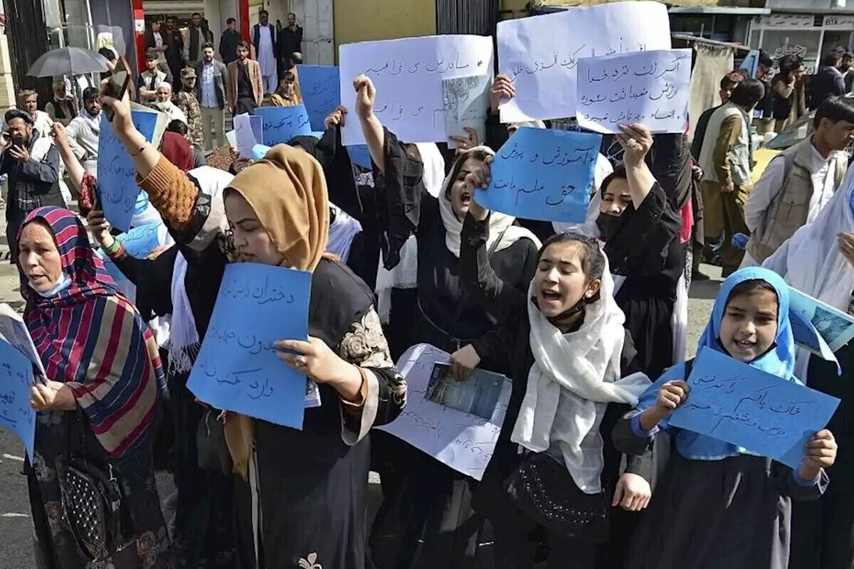 پس از آغاز دور جدید حکمرانی طالبان در افغانستان، دختران بیشتری از تحصیل محروم شدند. با این حال، برخی از این دختران همچنان می‌کوشند به‌نوعی در اجتماع نقش‌آفرینی کنند.
