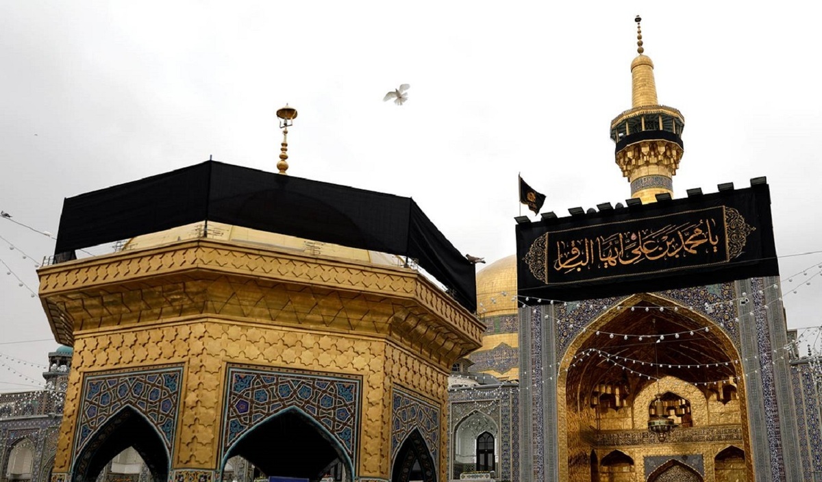 به مناسبت فرارسیدن سالروز شهادت پنجمین شمع هدایت و امامت، امام محمد باقر (ع) بارگاه ملکوتی رضوی با نصب پارچه و کتیبه مشکی سیاه‌‎پوش شد.