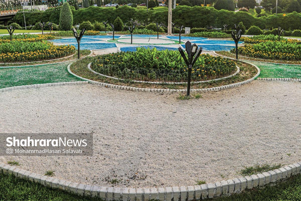موافقان حذف چمن از  تأثیر آن بر کاهش مصرف آب سخن می‌گویند و  مخالفان این رویکرد بر ضرورت حفظ چمن برای تعدیل آب‌‎و هوای مشهد و  اوضاع روحی شهروندان تأکید دارند.