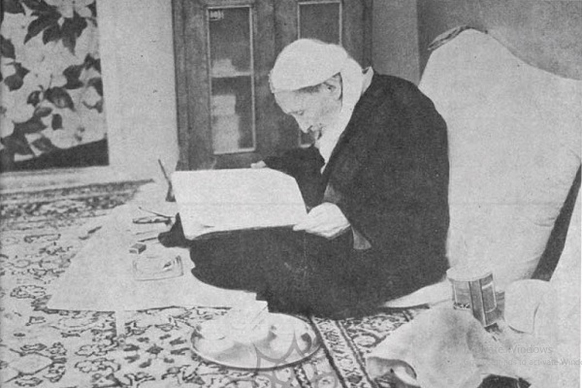 حضور فعال میرزااحمد آشتیانی در میان مردم و جامعه، منجر به آگاهی مبسوطی در باب خلأ‌های علمی و تردید‌های اعتقادی افراد می‌شد. بنا بر این شناخت، تألیفاتش را منطبق بر نیاز جامعه می‌نگاشت و در صدر آثارش جوانان را در نظر می‌گرفت.