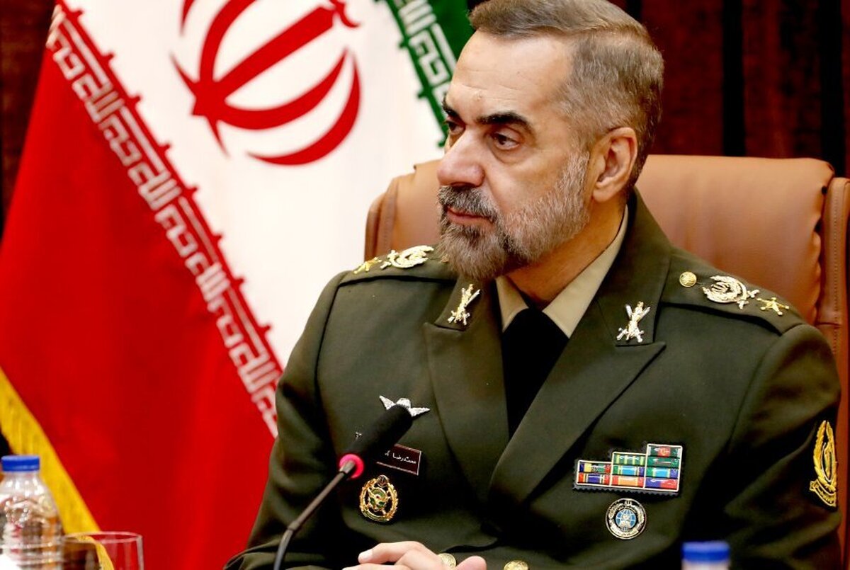وزیر دفاع با تاکید براینکه سرریز توانمندی‌های دفاعی باید وارد عرصه‌های غیرنظامی شود، گفت: رصد تحولات فناورانه و واکاوی آینده عرصه‌های دفاعی - امنیتی در جنگ‌های ترکیبی مهم‌ترین بخش برنامه‌های ارتقای وزارت دفاع است.