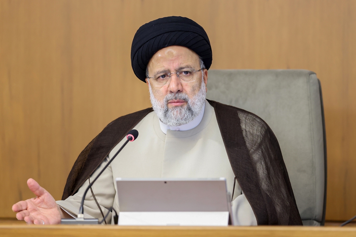 رئیس‌جمهور پایبندی عمومی جامعه به ویژه زنان ایرانی به حجاب و عفاف را فرصتی بزرگ برای ترویج شعائر و اصلاح برخی ناهنجاری‌های اجتماعی خواند و بر اولویت داشتن کار فرهنگی در زمینه حجاب تاکید کرد.