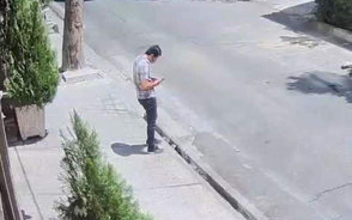 یک فرد که در کنار خیابان الهیه تهران مشغول بازی با گوشی آیفون ۱۲ بود، ناگهان توسط فرد موتورسوار غافلگیر شد.