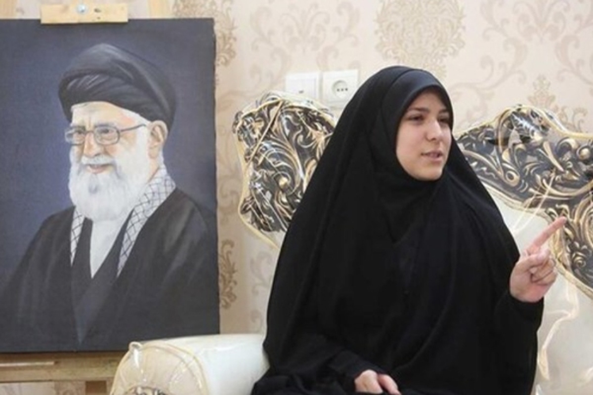 هفته گذشته همسر و مادر همسر شهید مدافع حرم حمیدرضا باب‌الخانی در پی تذکر لسانی به یک دختر بی‌حجاب، مورد ضرب و شتم قرار گرفتند. روایت این ماجرا را از زبان عاملان این حادثه ببینید.