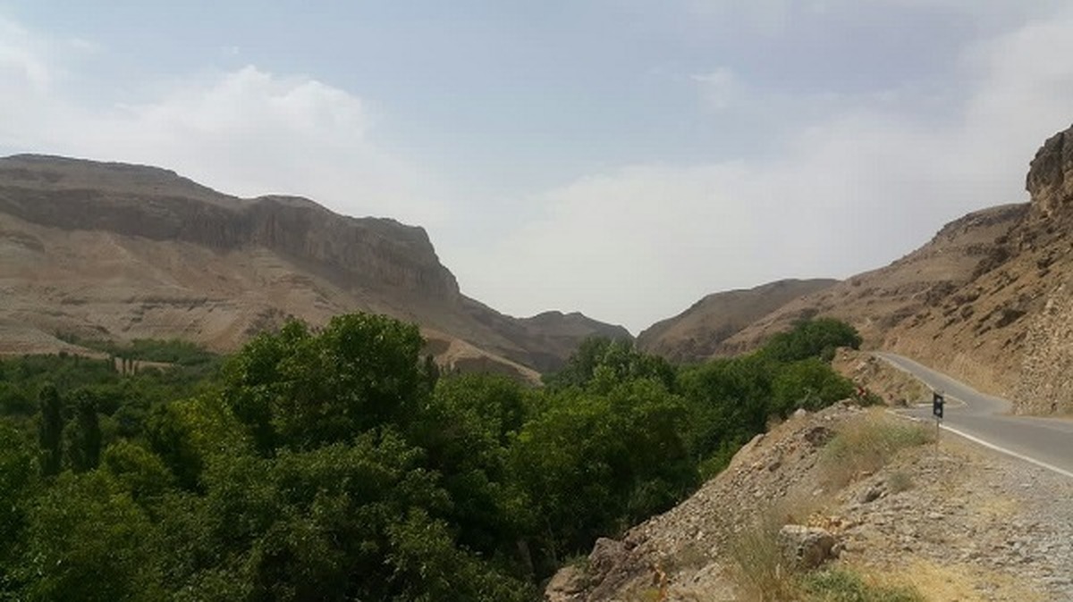 دره آل با طبیعت زیبای خود، هر بیننده‌ای را به حیرت وا می‌دارد و علاوه بر داشتن محیطی دلنشین و جاذبه‌هایی همچون آبشارهای فصلی، از آثار تاریخی متعددی نیز برخوردار است و مقصدی جذاب برای گردشگران محسوب می‌شود.