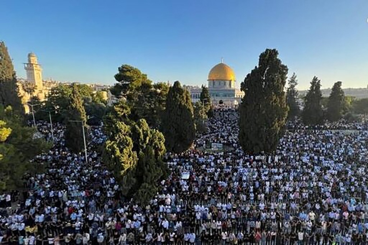 نماز عید سعید قربان امروز هفتم تیرماه با حضور بیش از صد هزار نمازگزار در مسجد الاقصی برگزار شد.