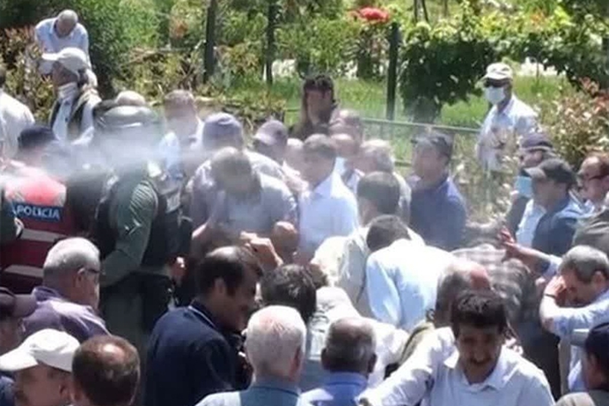 منافقین ضمن تشکیل زنجیره انسانی به دور برخی ساختمان‌ها، متوسل به خشونت می‌شوند و ۱۵ نفر از اعضای پلیس صدمه می‌بینند.
