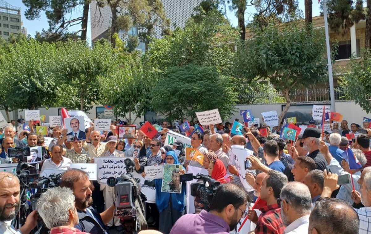 برخی از خانواده‌های اعضای گرفتار شده در گروهک منافقین از سراسر کشور در مقابل سفارت ترکیه در ایران تجمع و از اقدام مسئولانه دولت آلبانی در قبال کنترل آن گروهک تقدیر کردند.