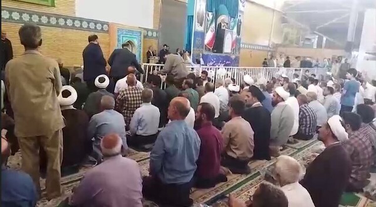 نرده‌های آهنینی که در نماز جمعه رفسنجان بین مسئولان و مردم قرار گرفته بود به دستور رئیس‌جمهور جمع شد.