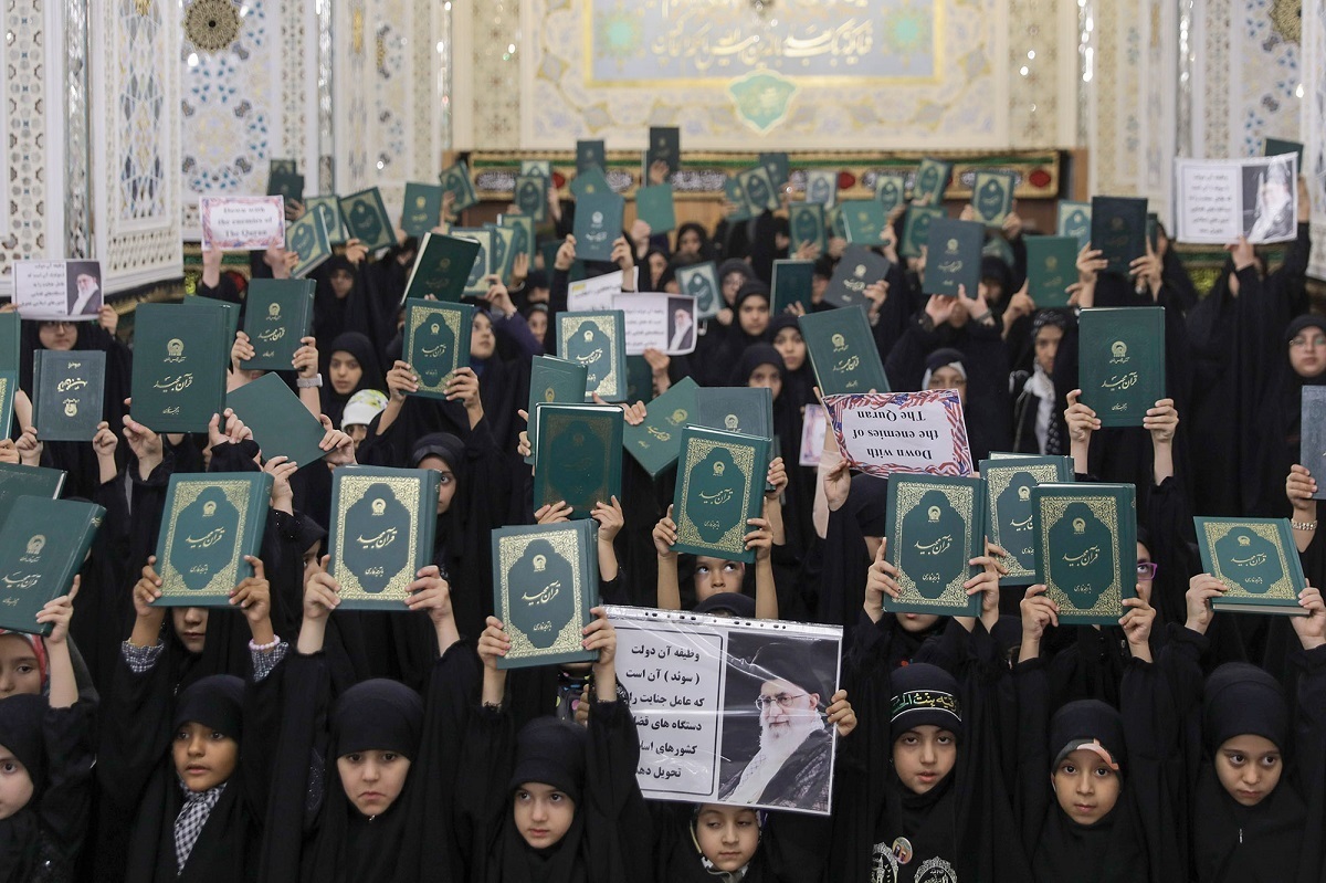 جمعی از دانش‌آموزان دختر حافظ قرآن در حمایت از کلام الله مجید و اعلام انزجار از هتک حرمت به قرآن کریم در رواق دارالهدایه تجمع کردند.