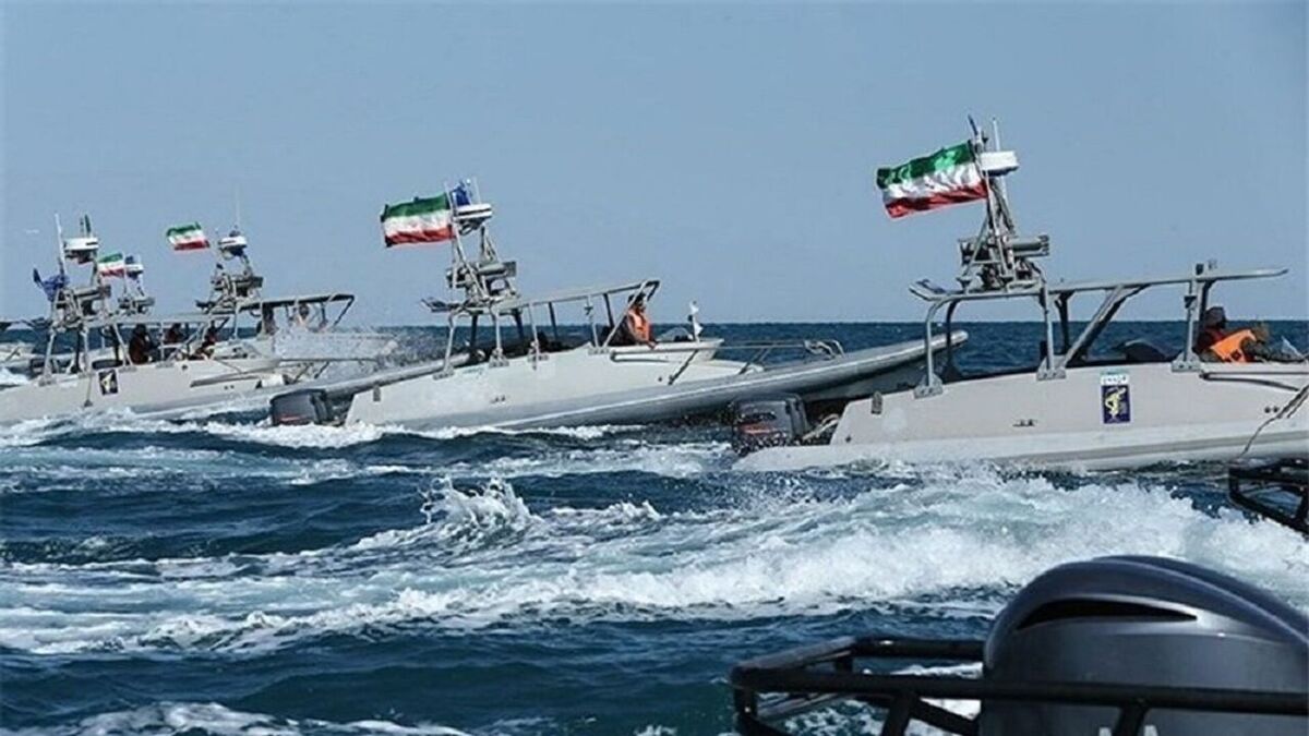 رزمایش اقتدار نیروی دریایی سپاه برای دفاع مستحکم از جزایر ایرانی در خلیج فارس، با تمرکز بر جزیره بوموسی از بامداد امروز چهارشنبه آغاز شد.