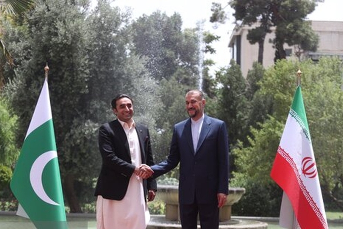 وزیر امور خارجه با تاکید بر اهمیت قرابت‌های نزدیک ایران و پاکستان، گفت: فصل جدیدی در روابط دو کشور همسایه در دولت سیزدهم پایه گذاری شده است.