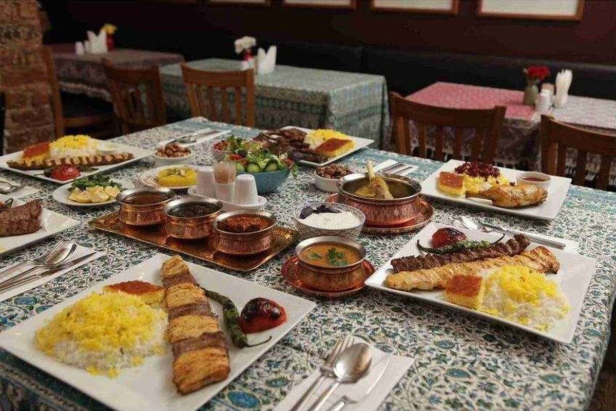 رئیس اتحادیه صنف رستوران‌داران، چلوکباب، آشپزخانه و حلیم‌پزان مشهد با اشاره به اینکه در مشهد تقریبا ۲۰ درصد کاهش فروش داشته‌ایم، گفت: وقتی ۵ مشتری به رستوران می‌آید، ۳ پرس غذا سفارش می‌دهند، اما باید برای ۵ نفر سرویس دهیم که این‌ها هزینه‌های خاص خودش را دارد، اما ما به عنوان رستوران‌دار هزینه ۳ پرس غذا را دریافت می‌کنیم.