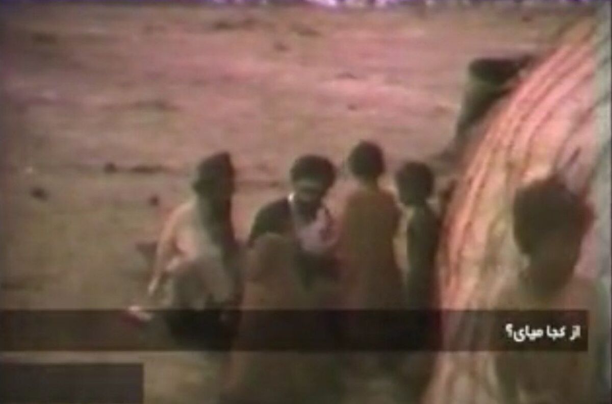 تصاویری از حضور رهبر انقلاب میان سیل‌زدگان ایرانشهر در تابستان سال ۵۷ که برای اولین بار منتشر شده را ببینید.