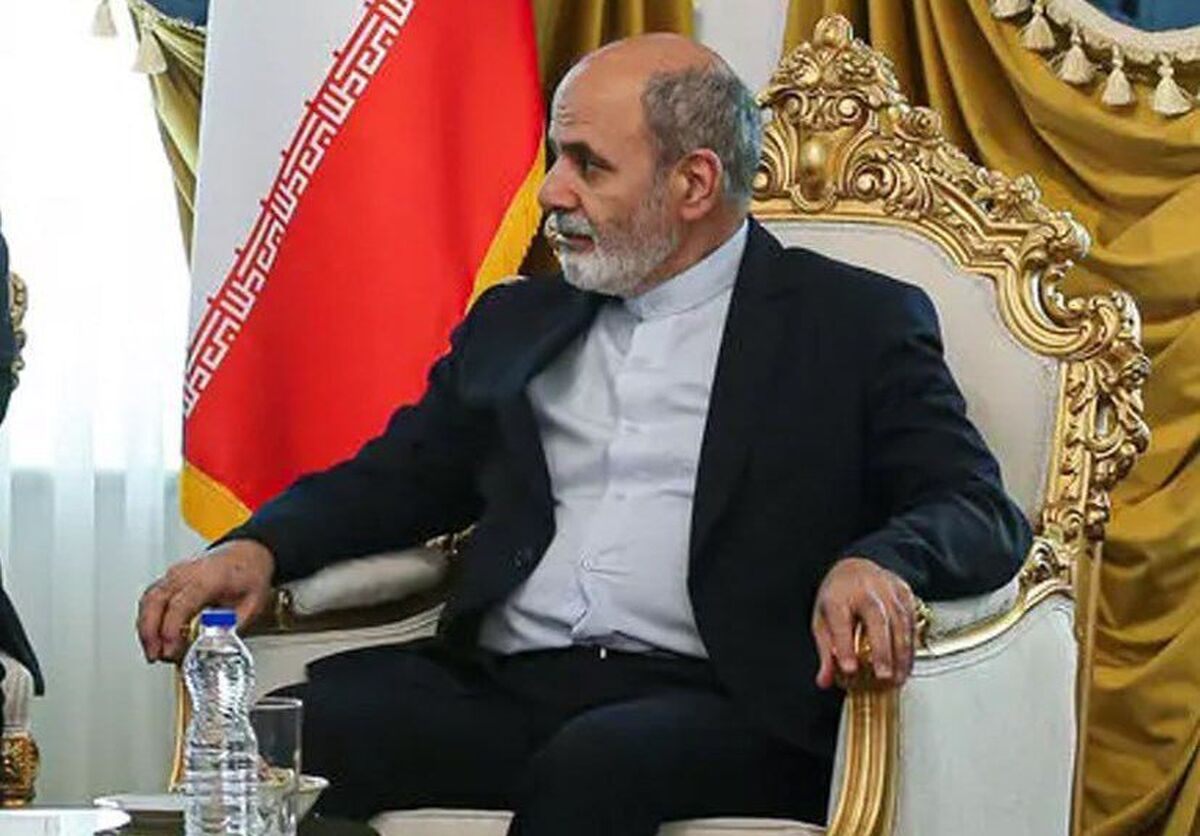آرمن گریگوریان دبیر شورای امنیت ملی ارمنستان و علی اکبر احمدیان دبیر شورای عالی امنیت ملی کشورمان درباره‌ مسائل دو جانبه از جمله روابط اقتصادی در خصوص آخرین تحولات و مسائل منطقه ای  تبادل نظر کردند.