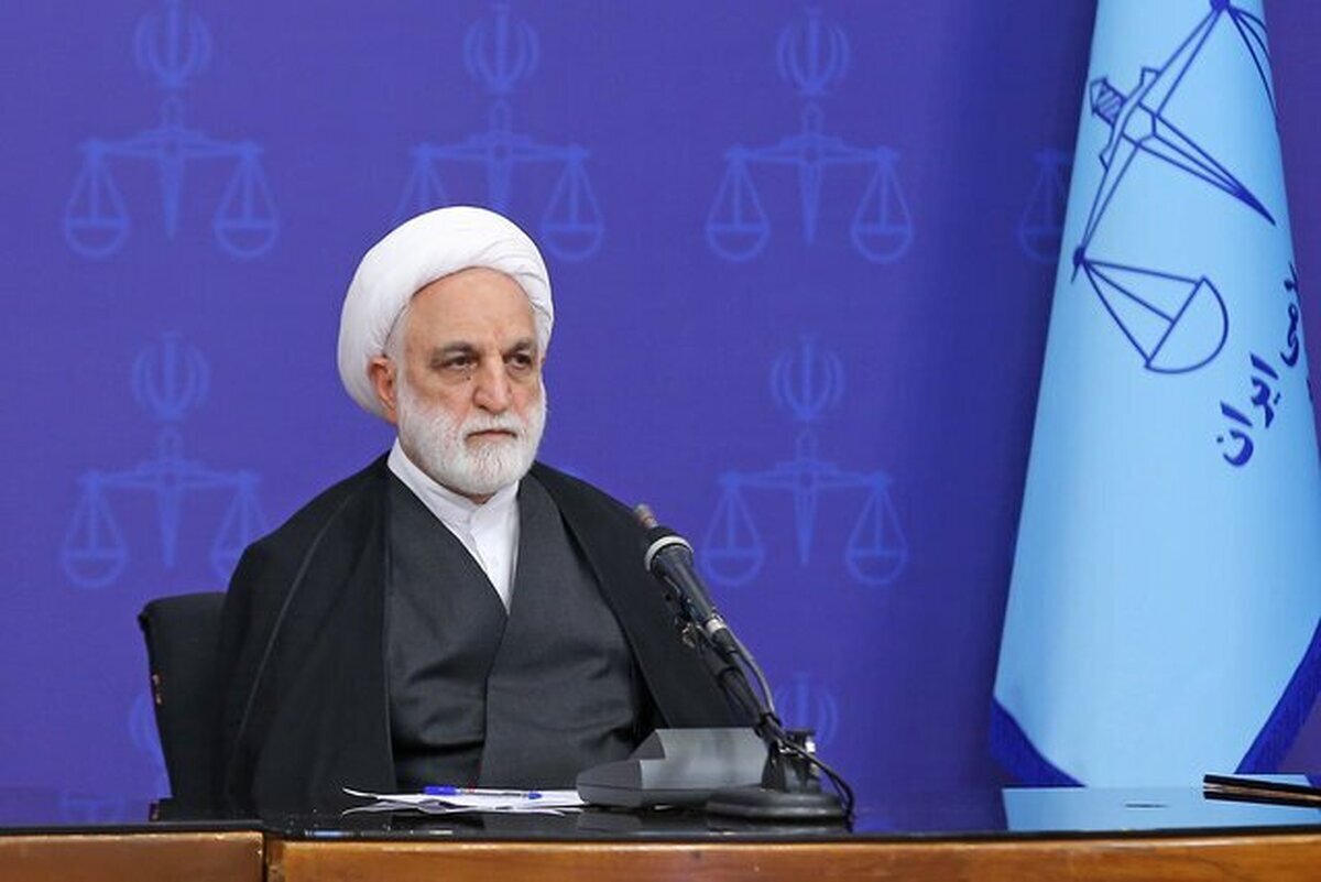 رئیس قوه قضائیه در فضایی صمیمی با «آرتین سرایداران» کودک بازمانده از جنایت تروریستی ۴ آبان ۱۴۰۱ در حرم حضرت احمد بن موسی (ع) و خواهر وی دیدار و گفتگو کرد.