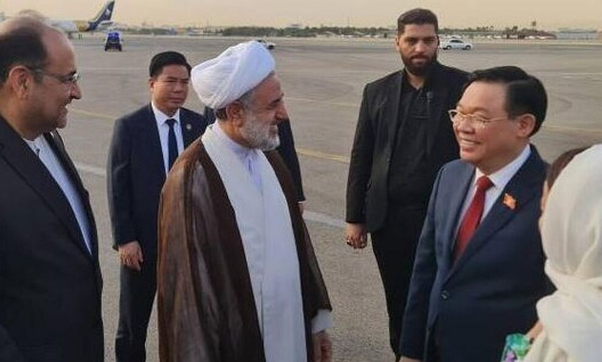 رئیس مجلس ویتنام و هیأت پارلمانی به منظور برگزاری نشست‌های پارلمانی و اقتصادی وارد کشور شد.
