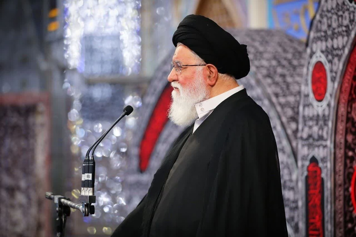 آیت‌الله علم‌الهدی: نیاز امروز مردم، تنظیم بازار و کنترل سودجویان است | اختلاف طبقاتی و بی‌ثباتی، نقاط ضعف اقتصاد کشور