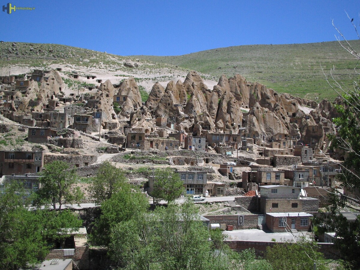 روستای کندوان اسکو در دامنه‌های سهند قرار دارد و به خاطر معماری صخره‌ای آن معروف است که در اثر فعل و انفعالات آتشفشانی کوه‌های سهند ایجاد شده‌است. توده‌ها و گدازه‌های مذاب آتشفشانی، به وسیله باد، برف و باران در طی هزاران سال متمادی شکل گرفته و به فرم کران درآمده‌است.