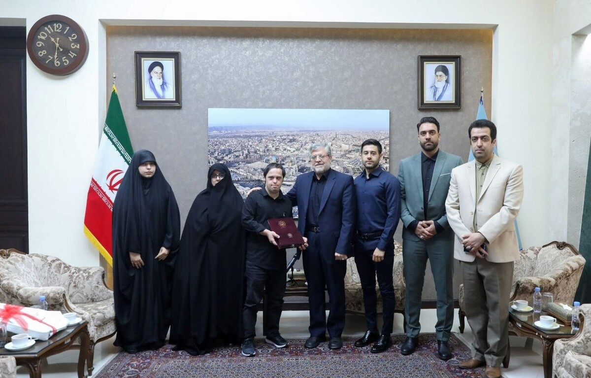 شهردار مشهد مقدس طی مراسمی با تقدیر از قهرمان با اخلاق کاراته جهان که دچار سندرم داون می باشد، اهمیت اقدام او را تحسین کرد.