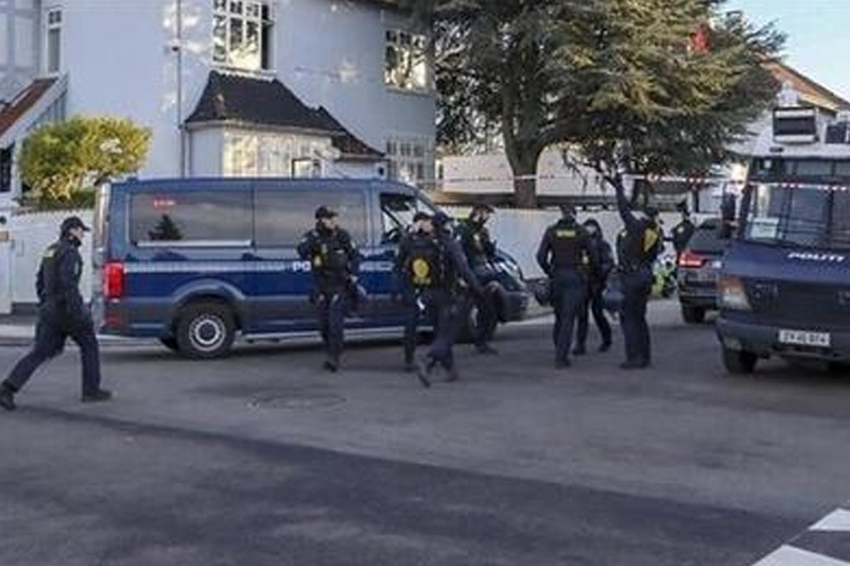 گروهی از افراد در دانمارک، بار دیگر با آتش‌زدن نسخه‌ای از قرآن کریم در مقابل سفارت ترکیه و عراق در کپنهاگ به این کتاب مقدس بی‌احترامی‌ کردند.