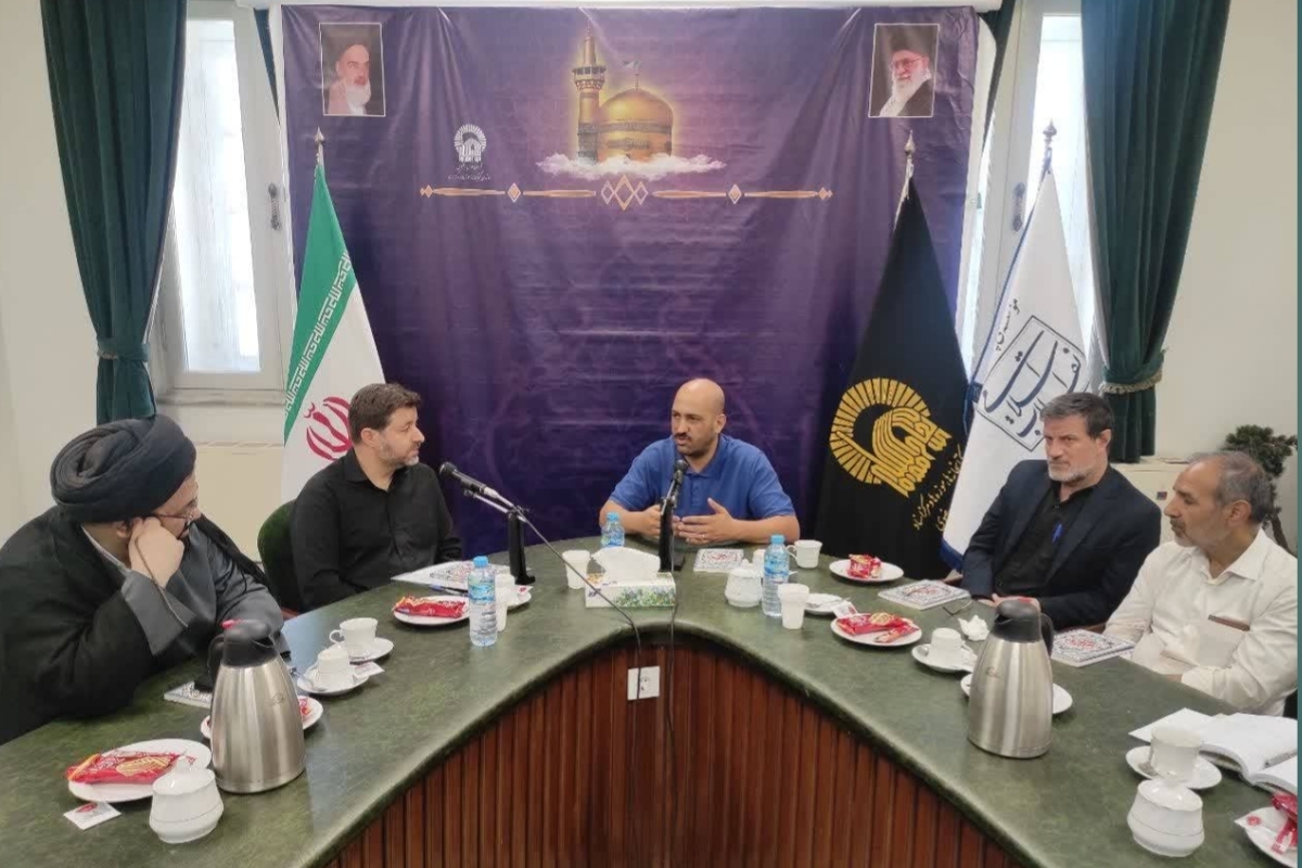 رونمایی از کتاب «زندگی اینجاست»؛ روایت‌هایی از زندگی آیت‌الله سید جواد خامنه‌ای(ره) در حرم رضوی
