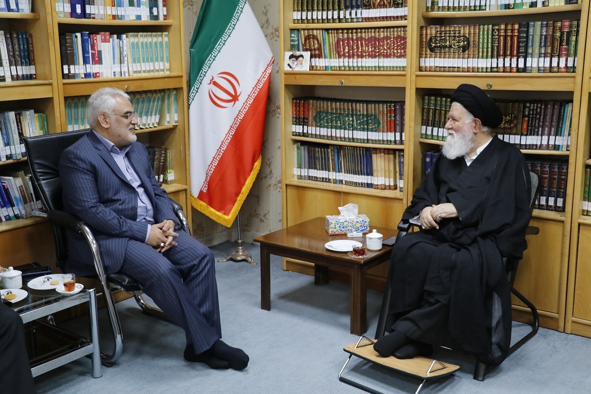 نماینده ولی‌فقیه در استان خراسان رضوی گفت: این را در نظر داشته باشید که زور و تحمیل هرگز در محیط دانشگاه راه به جایی نخواهد برد و فضای آکادمیک کشور، همچون حوزه‌های علمیه و هر کانون علمی تحقیقاتی، محل تضارب آراست و امور فرهنگی، نه در قالب دستور و تکلیف، بلکه با تبیین زمینه نشر پیدا می‌کند.