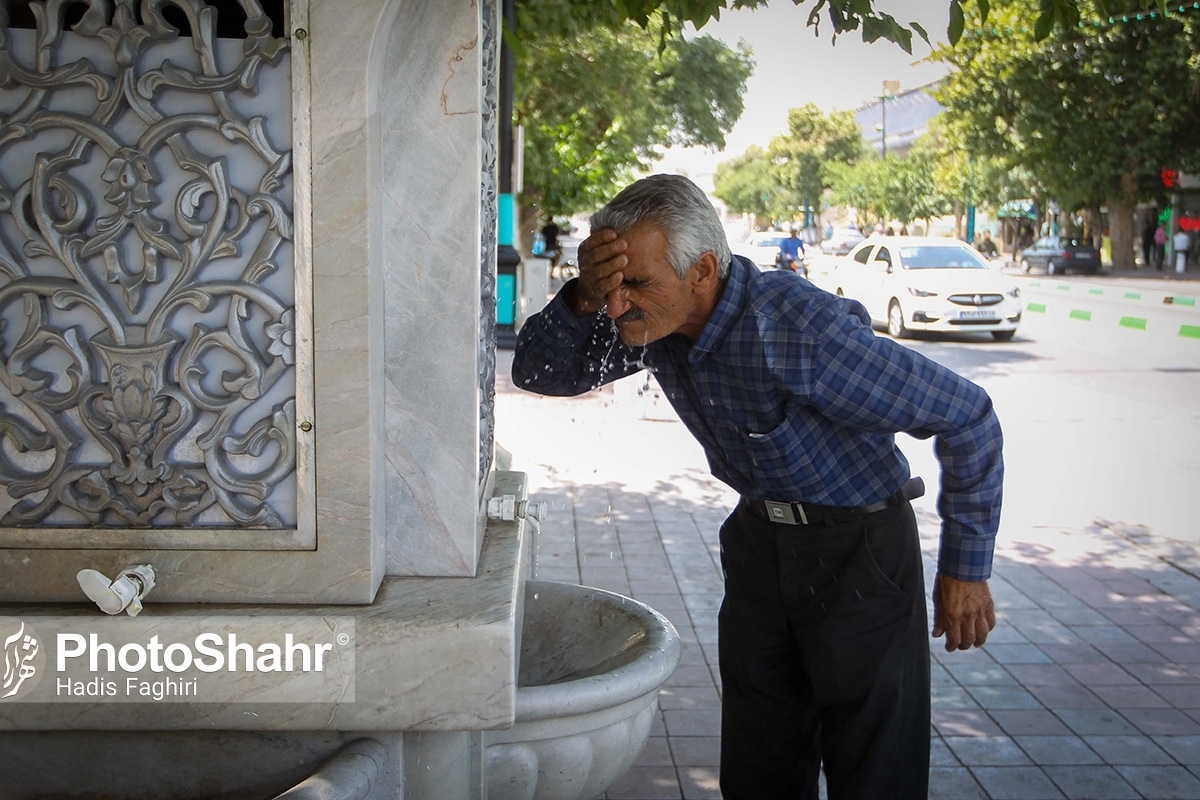 کارشناس مرکز پیش‌بینی هواشناسی خراسان رضوی ضمن اشاره به اینکه از روز چهارشنبه با شیب ملایم هوا گرم می‌شود، گفت: همچنان برای امروز و فردا پدیده غالب جوی در سطح استان وزش باد شدید است.