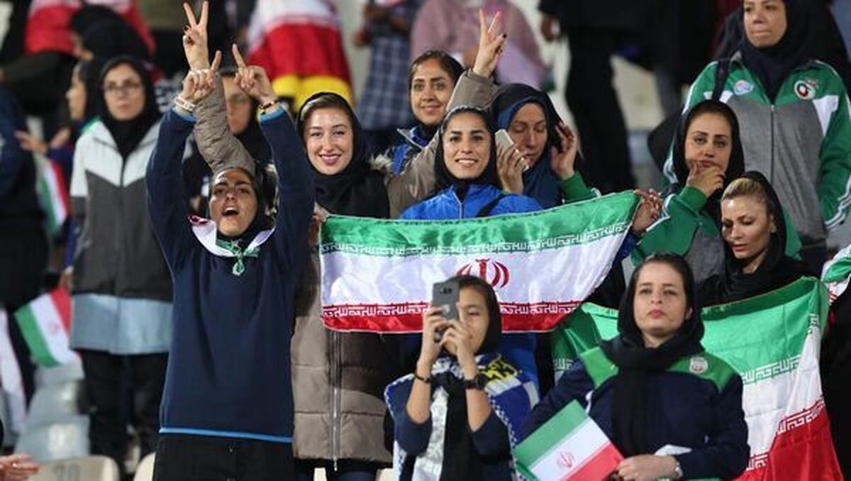 بانوان اراکی که برای نخستین بار تجربه حضور در یک مسابقه رسمی فوتبال را به دست می‌آورند، امروز احتمالا تمام ظرفیت جایگاه تماشاگران در ضلع جنوبی ورزشگاه امام خمینی (ره) که زیر اسکوربورد خواهد بود را تکمیل خواهند کرد.