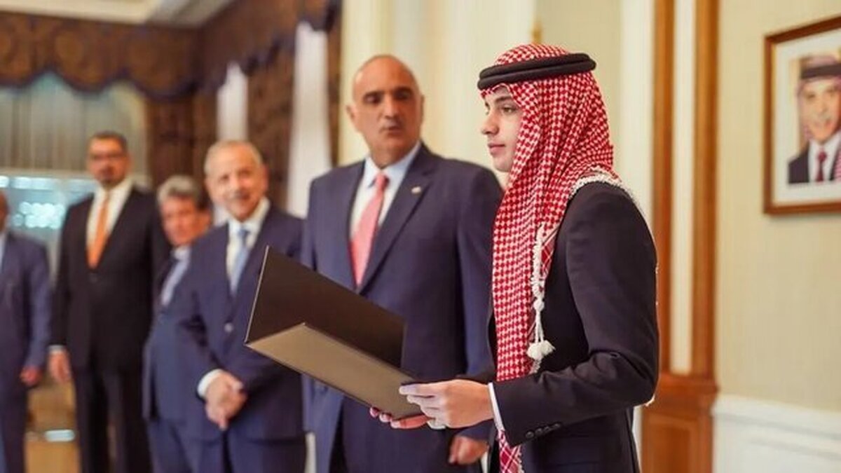 سفر دوشنبه پادشاه اردن به مصر برای حضور در نشست سه جانبه با رئیس جمهوری این کشور و رئیس تشکیلات خودگردان فلسطین اتفاقی را برای اولین بار در این کشور رقم زد و یک شاهزاده ۱۸ ساله برای اولین بار جانشین پدر شد.