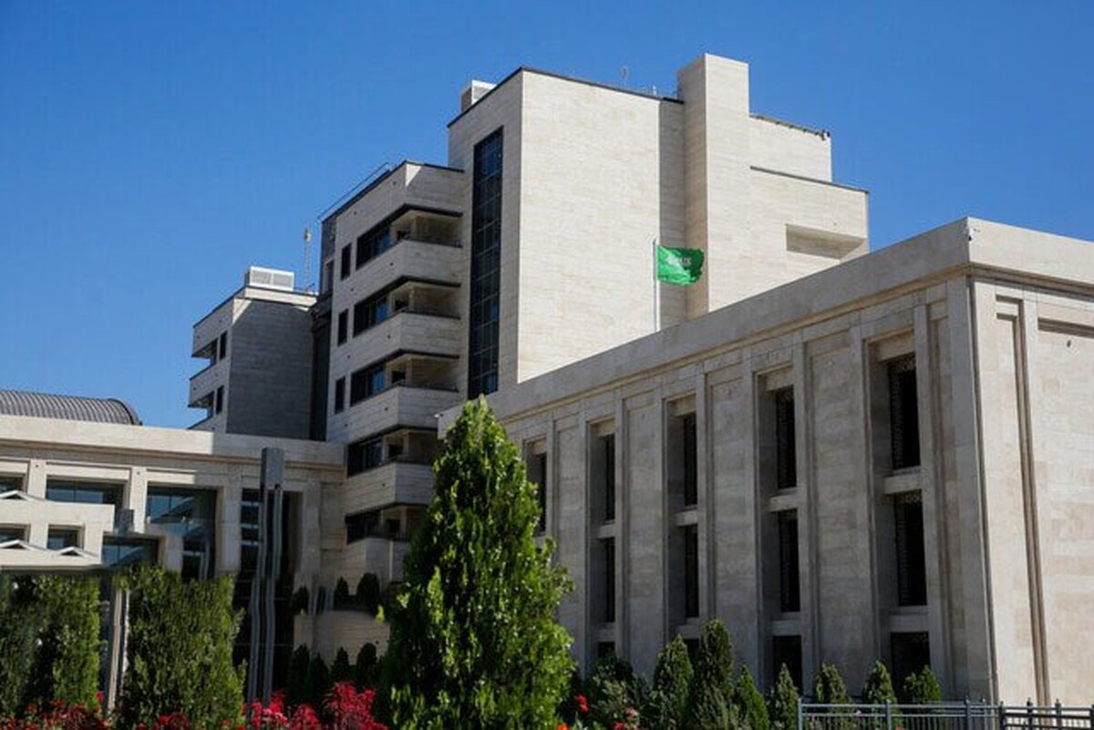 رئیس جامعه هتلداران خراسان رضوی گفت: کنسولگری عربستان در هتل میثاق مشهد به دلیل عدم ورود سرکنسول عربستان به مشهد هنوز بازگشایی نشده است.