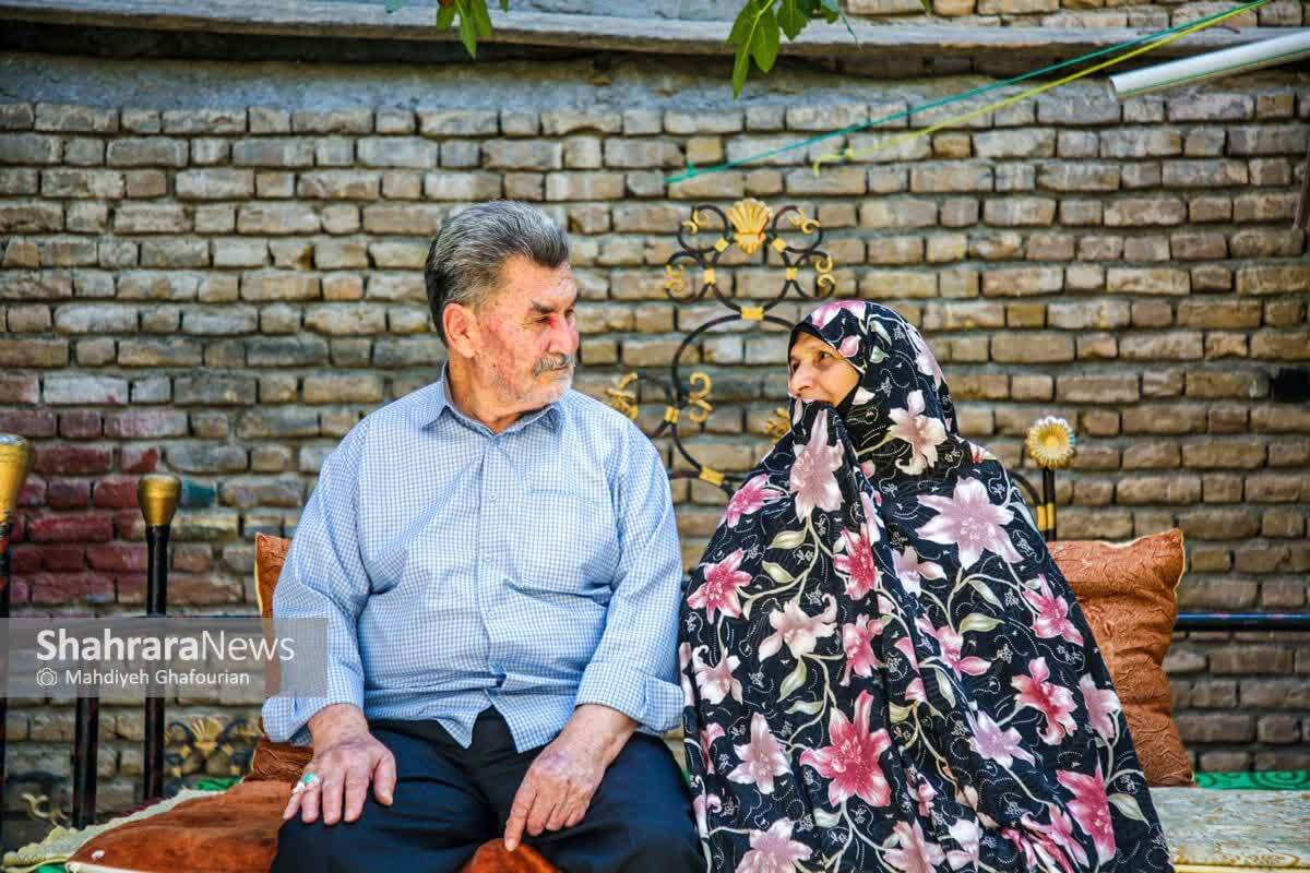 جزیره پر از نی بود و آب. یعنی نه می‌شد راه رفت و نه امکان شناکردن بود. آن شب به‌طرز مشکوکی آرام و ساکت بود. نه صدای تیری و نه نور شلیک گلوله‌ای. شب که از نیمه گذشت، ما درمیان سنگری که میان راه درست کرده بودیم، لحظه‌ای استراحت می‌کردیم که ناگهان از آسمان گلوله بارید، همانند تگرگ.