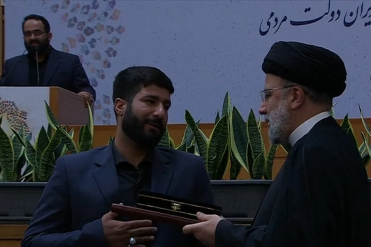 رئیس‌جمهوری در حاشیه نخستین همایش مردمی‌سازی دولت از فرزاد بادپا خادم حرم شاهچراغ که موفق به خلع سلاح عامل حمله تروریستی به حرم شاهچراغ در شیراز شد، تقدیر کرد.