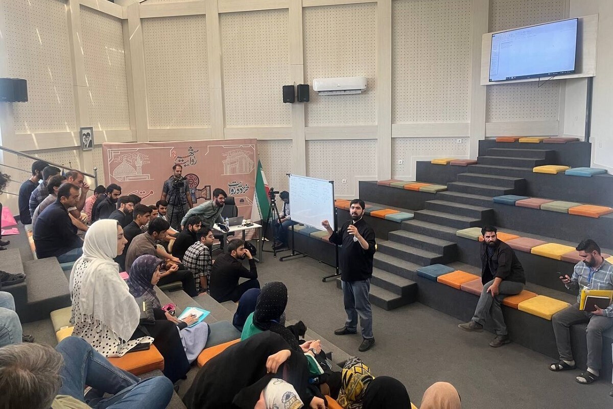 کارگردان «خرده‌روایت‌ها» در یکی از کارگاه‌های رویداد «روایت شهر» گفت: فیلمِ کوتاه از هیچ به‌وجود‌آوردن است، اما خرده‌روایت بر پایه واقعیت و درباره افراد مشهور است.