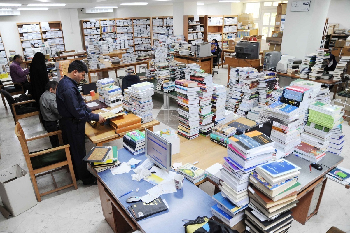 کتابخانه‌های وابسته به آستان قدس رضوی در مشهد و شهرستان‌ها، با برگزاری نمایشگاه‌هایی برای عرضه کتاب، بروشور، پوستر و نرم‌افزار، برای آشنایی مخاطبان خود با فرهنگ عاشورایی اقدام کردند.