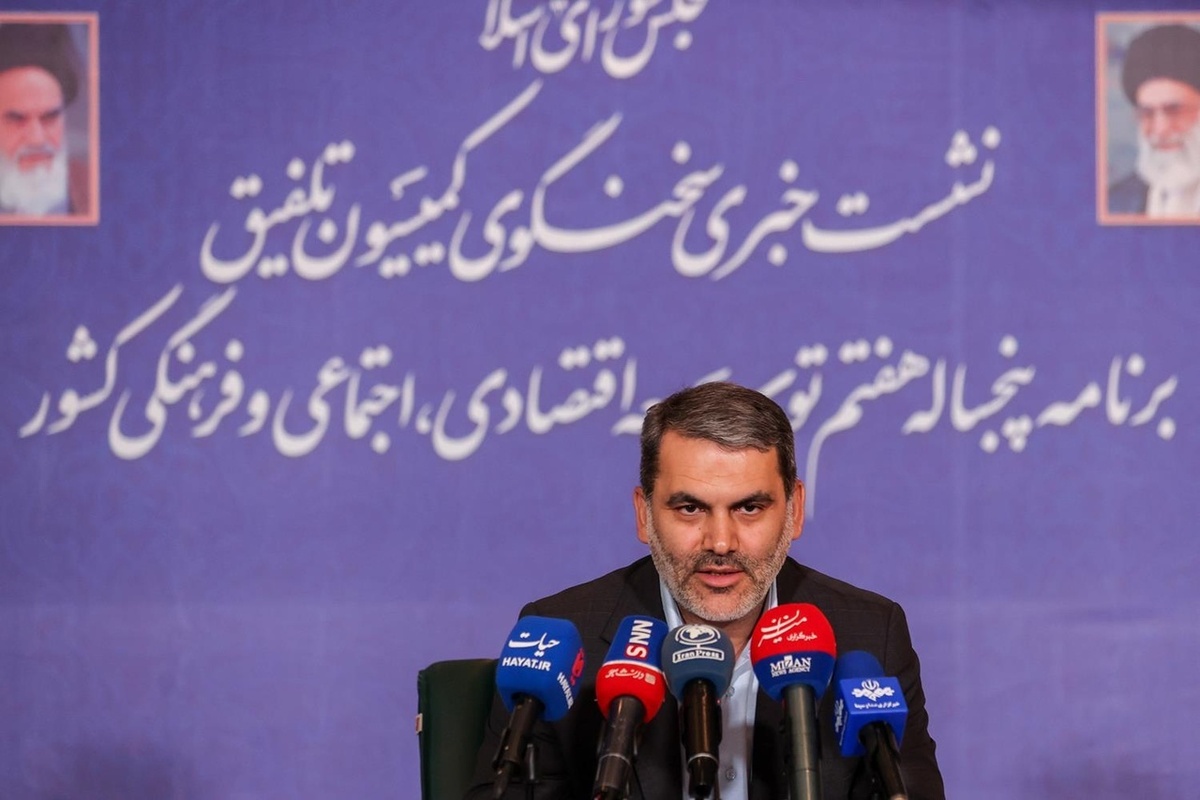 سخنگوی کمیسیون تلفیق برنامه هفتم گفت: ما باید در تمام زنجیره‌های اقتصادی، از صنایع بالادستی مانند نفت و گاز گرفته تا حوزه‌های پایین‌تر، از تصدی‌گری دولت بکاهیم و اقتصاد را به بخش خصوصی و تعاونی‌ها واگذار کنیم.